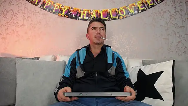 Snapshot of JuanKFit_45 chatting on 10-24-25, 01:51 JuanKFit 45 online show from 10-24-25, 01:51