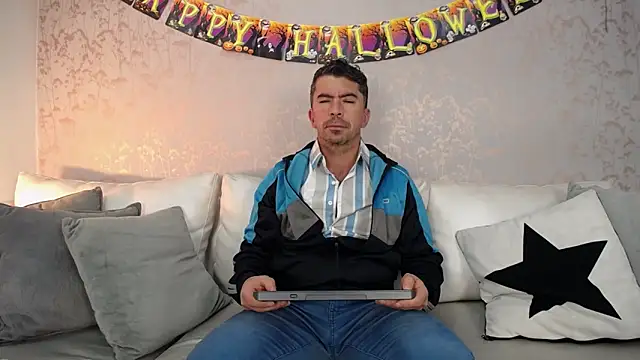 Snapshot of JuanKFit_45 chatting on 10-28-25, 01:47 JuanKFit 45 online show from 10-28-25, 01:47