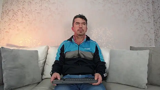 Snapshot of JuanKFit_45 chatting on 11-11-25, 01:33 JuanKFit 45 online show from 11-11-25, 01:33