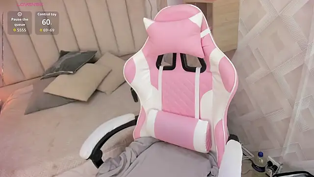 Clhoe Johnson online show from 12-22-25, 01:19