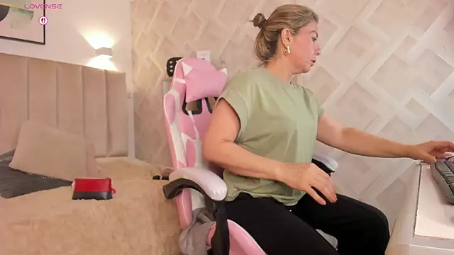 Clhoe Johnson online show from 04-11-26, 12:31