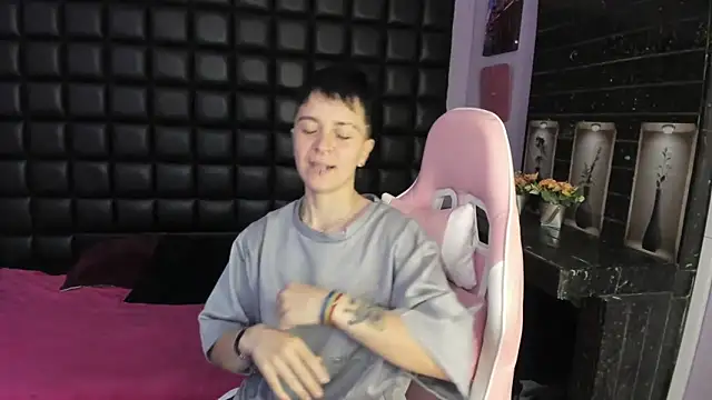  Hannah Hot online show from 11-13-25, 12:15