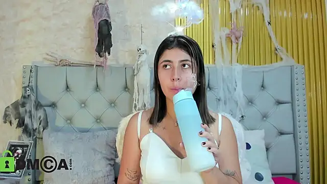 Snapshot of Skarlet_04 chatting on 10-27-25, 04:00 Skarlet 04 online show from 10-27-25, 04:00