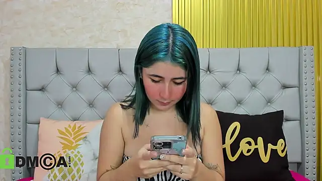 Snapshot of Skarlet_04 chatting on 11-18-25, 04:44 Skarlet 04 online show from 11-18-25, 04:44