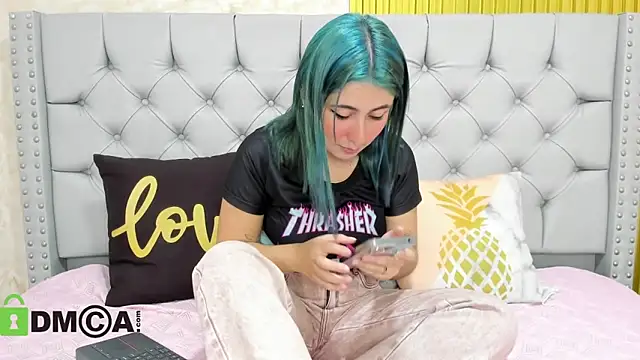 Snapshot of Skarlet_04 chatting on 11-20-25, 05:23 Skarlet 04 online show from 11-20-25, 05:23