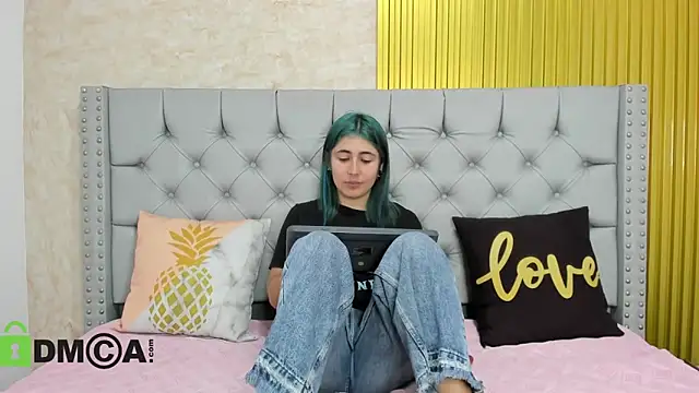 Snapshot of Skarlet_04 chatting on 11-29-25, 05:49 Skarlet 04 online show from 11-29-25, 05:49