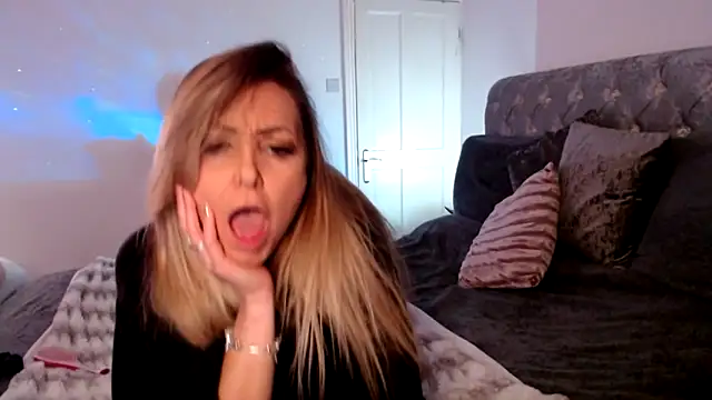 Snapshot of AngeleyesUK chatting on 10-25-25, 01:13 AngeleyesUK online show from 10-25-25, 01:13