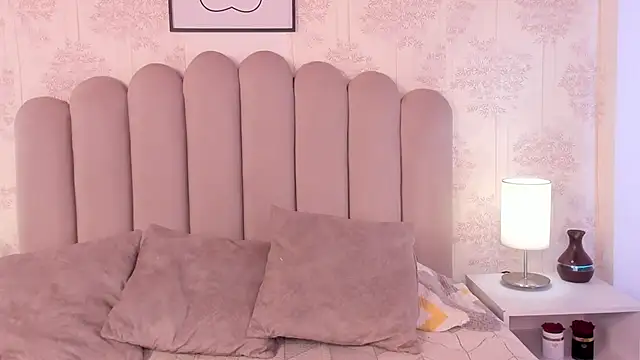 ShaynaHosk online show from 10-17-25, 01:46