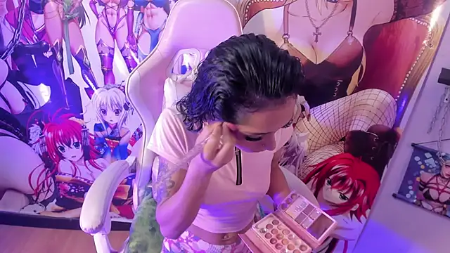 Snapshot of Kylie_Moan chatting on 10-10-25, 04:44 Kylie Moan online show from 10-10-25, 04:44