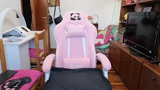 Snapshot of DragonflyExhib chatting on 04-02-26, 07:50 DragonflyExhib online show from 04-02-26, 07:50