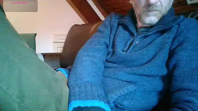 Snapshot of Vrenico-SC chatting on 10-17-25, 03:25 Vrenico-SC online show from 10-17-25, 03:25