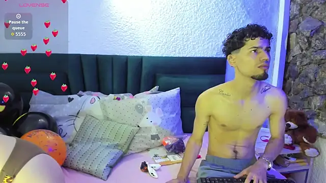 Snapshot of Chris_Angel_ chatting on 10-26-25, 01:06 Chris Angel online show from 10-26-25, 01:06