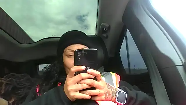 Snapshot of Flossee chatting on 11-12-25, 07:57 Flossee online show from 11-12-25, 07:57