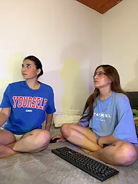 roxanne 03 online show from 10-22-25, 04:24