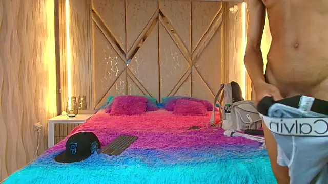 Snapshot of Hotcouple_222 chatting on 10-15-25, 07:19 Hotcouple 222 online show from 10-15-25, 07:19