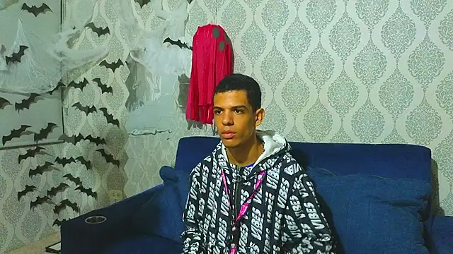 Snapshot of Hotcouple_222 chatting on 10-18-25, 07:20 Hotcouple 222 online show from 10-18-25, 07:20