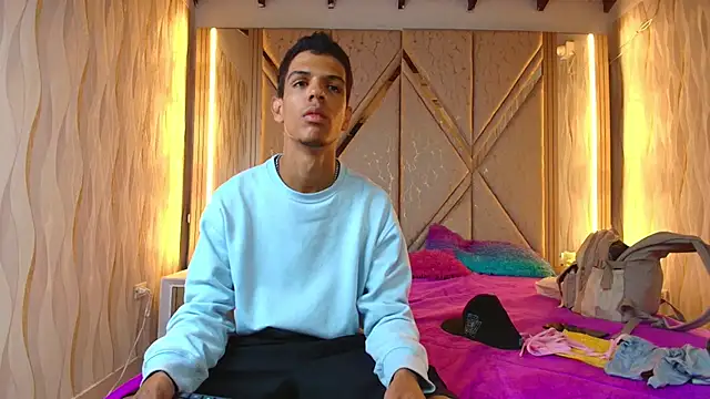 Snapshot of Hotcouple_222 chatting on 11-06-25, 07:31 Hotcouple 222 online show from 11-06-25, 07:31