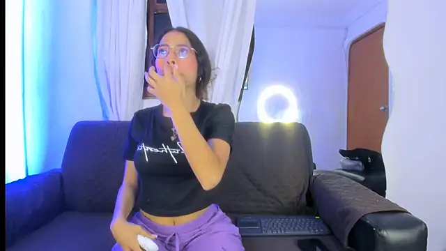 Akira Hime online show from 10-19-25, 02:45