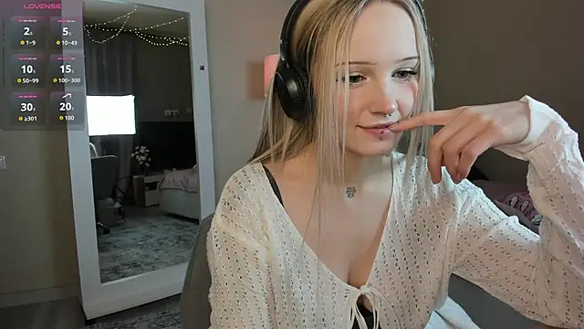 Snapshot of softlyblessed chatting on 11-17-25, 01:39 softlyblessed online show from 11-17-25, 01:39