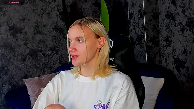 Snapshot of Carolin_Miller chatting on 10-13-25, 07:52 Carolin Miller online show from 10-13-25, 07:52