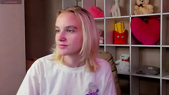 Snapshot of Carolin_Miller chatting on 10-14-25, 09:54 Carolin Miller online show from 10-14-25, 09:54