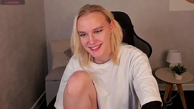 Snapshot of Carolin_Miller chatting on 10-22-25, 04:57 Carolin Miller online show from 10-22-25, 04:57