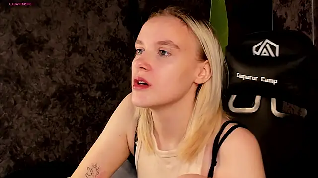 Snapshot of Carolin_Miller chatting on 10-26-25, 05:46 Carolin Miller online show from 10-26-25, 05:46