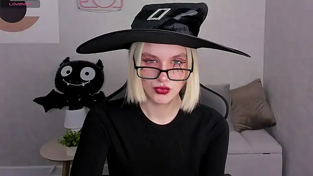 Snapshot of Carolin_Miller chatting on 10-28-25, 07:34 Carolin Miller online show from 10-28-25, 07:34