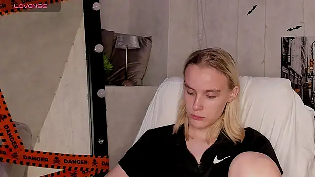 Snapshot of Carolin_Miller chatting on 11-13-25, 10:25 Carolin Miller online show from 11-13-25, 10:25