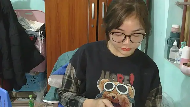 Uhem112 online show from 11-18-25, 01:11