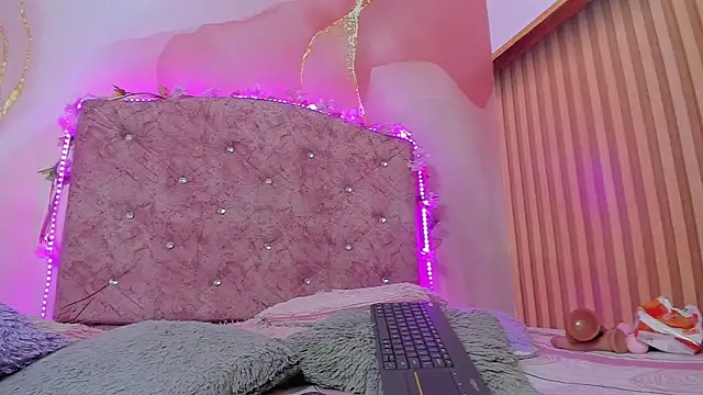 violet taylor  online show from 12-18-25, 02:28