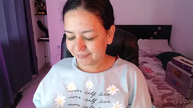 Snapshot of Abbyjoness21 chatting on 10-16-25, 01:01 Abbyjoness21 online show from 10-16-25, 01:01