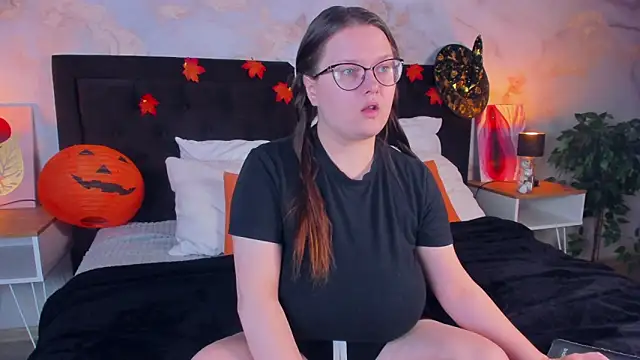 HelenDanvers online show from 10-23-25, 09:46