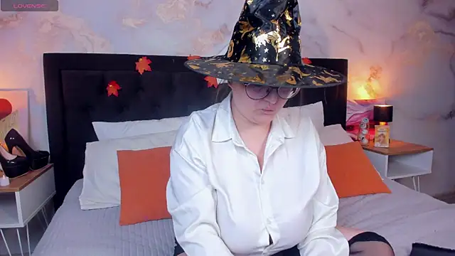 HelenDanvers online show from 10-29-25, 10:06