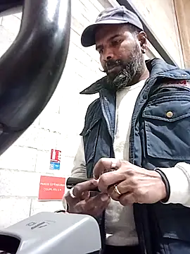 Snapshot of frenchblackc31 chatting on 11-14-25, 07:51 frenchblackc31 online show from 11-14-25, 07:51