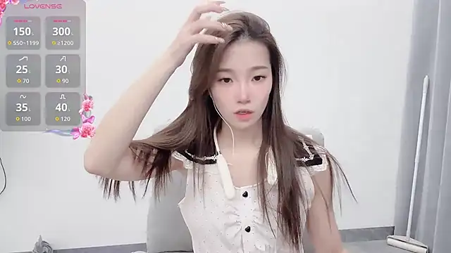 Snapshot of yuyu_77 chatting on 09-28-25, 04:34 yuyu 77 online show from 09-28-25, 04:34