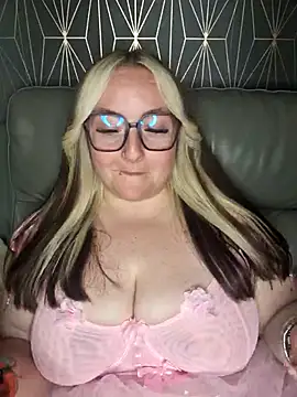 Snapshot of BBW_Diamond_xox chatting on 09-14-25, 08:30 BBW Diamond xox online show from 09-14-25, 08:30