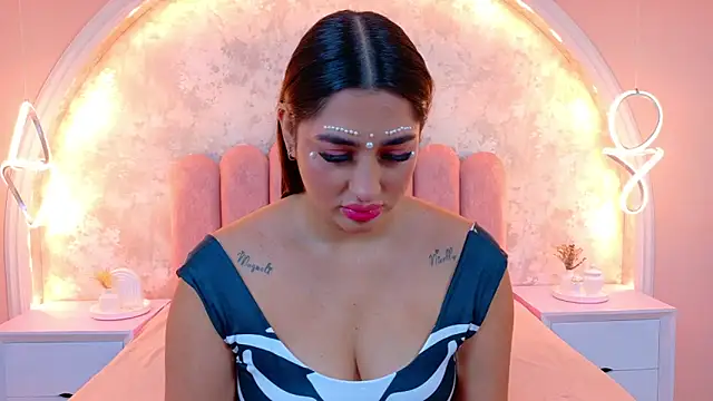 Snapshot of JasmineRhodes chatting on 10-31-25, 01:12 JasmineRhodes online show from 10-31-25, 01:12