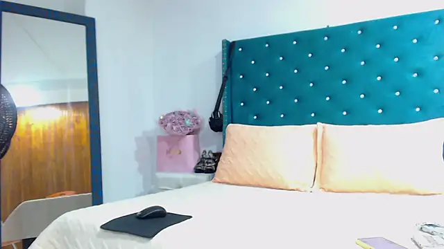 KimScarleth online show from 12-17-25, 02:45