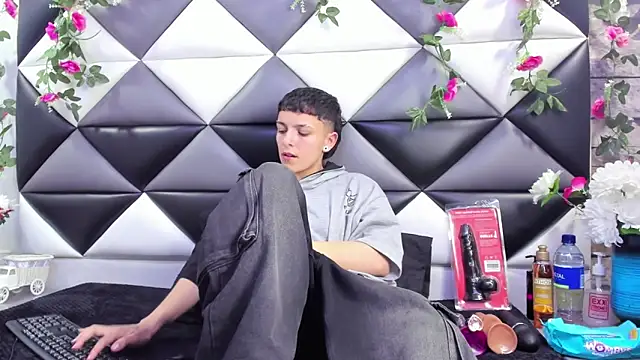 Snapshot of Megan_Thompson_ chatting on 09-27-25, 02:38 Megan Thompson online show from 09-27-25, 02:38