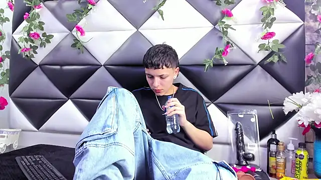 Snapshot of Megan_Thompson_ chatting on 10-09-25, 02:20 Megan Thompson online show from 10-09-25, 02:20