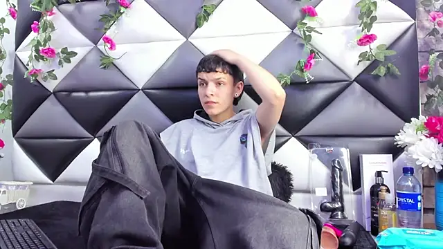 Snapshot of Megan_Thompson_ chatting on 10-17-25, 02:04 Megan Thompson online show from 10-17-25, 02:04