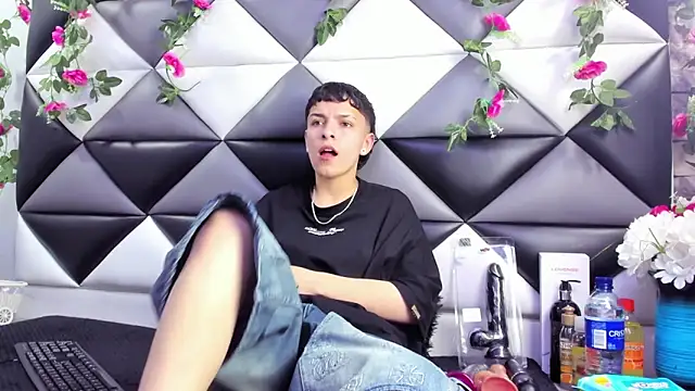 Snapshot of Megan_Thompson_ chatting on 10-18-25, 02:14 Megan Thompson online show from 10-18-25, 02:14