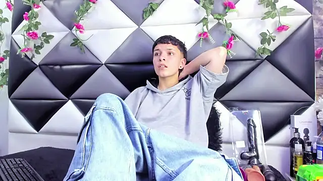 Snapshot of Megan_Thompson_ chatting on 10-28-25, 02:15 Megan Thompson online show from 10-28-25, 02:15