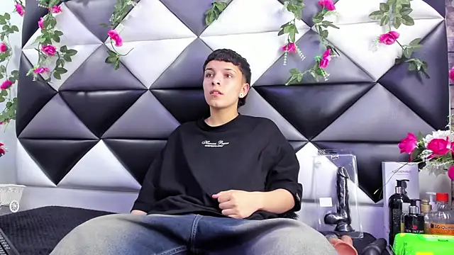 Snapshot of Megan_Thompson_ chatting on 10-30-25, 02:02 Megan Thompson online show from 10-30-25, 02:02