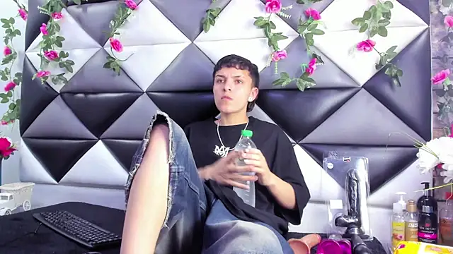 Snapshot of Megan_Thompson_ chatting on 11-19-25, 02:11 Megan Thompson online show from 11-19-25, 02:11