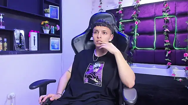 Snapshot of Megan_Thompson_ chatting on 11-21-25, 02:21 Megan Thompson online show from 11-21-25, 02:21