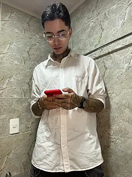 Snapshot of samm4044 chatting on 10-26-25, 03:56 samm4044 online show from 10-26-25, 03:56