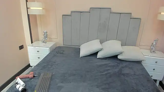 gabriela lux online show from 10-25-25, 12:02