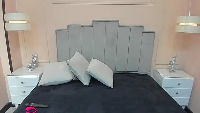 gabriela lux online show from 10-30-25, 01:45